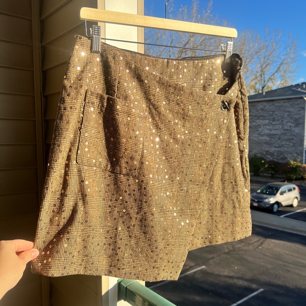 🆕 DKNY Gold Metallic Sequin Wrap Mini Skirt Size 8 Asymmetrical Holiday Party - Picture 7 of 16